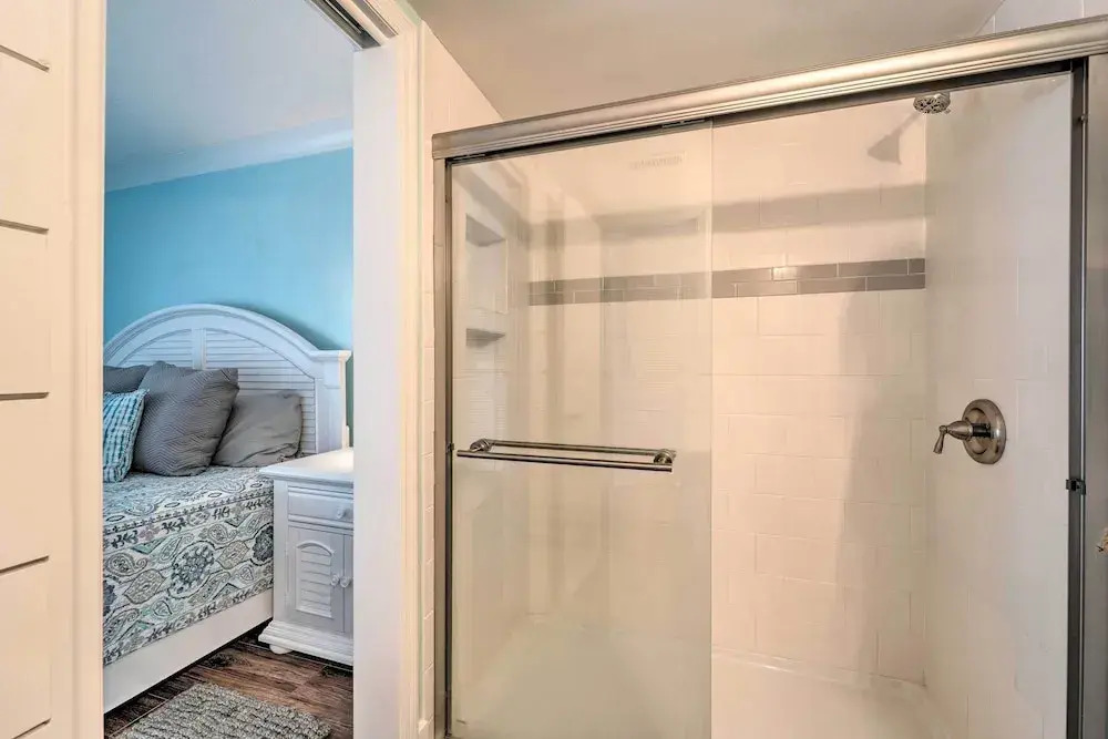 Bright Carolina Beach Condo - Walk to Shore!
