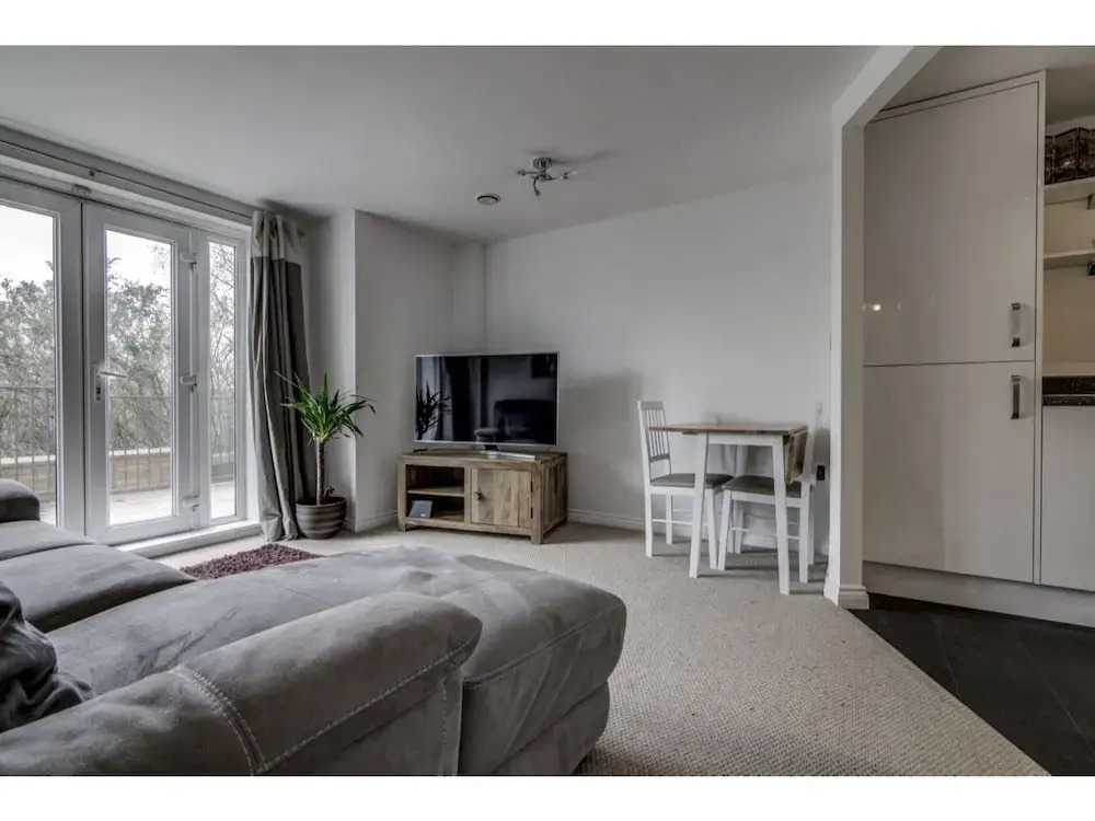 Clean, Bright 2BR Manchester Flat for 4