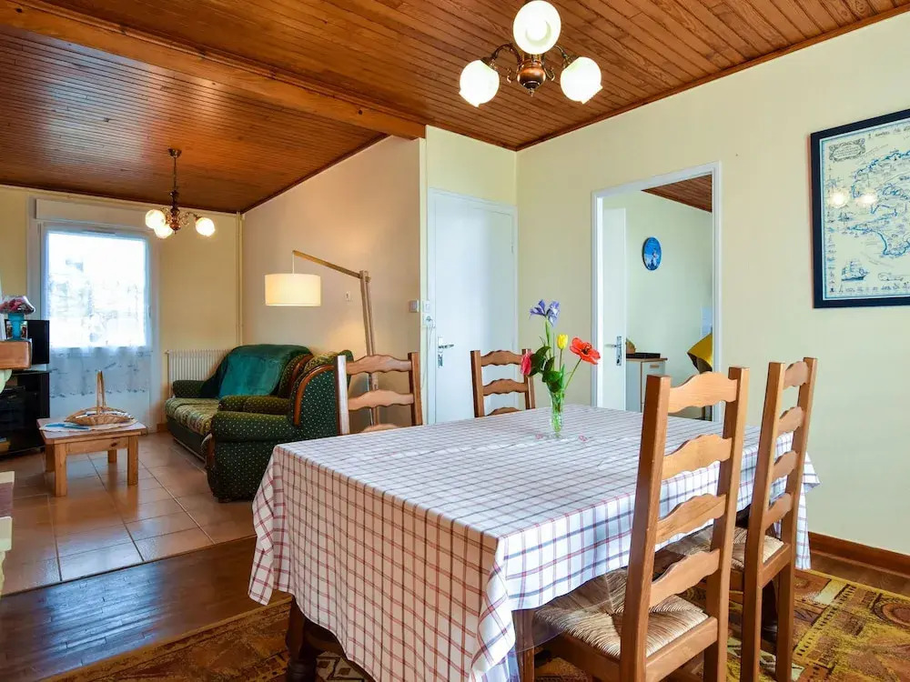 Classic Holiday Home in Saint Nic-Pentrez with Fenced Garden