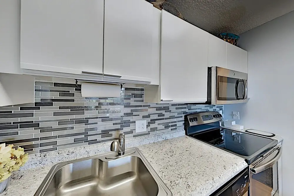 Bay-view Beach W/ Pool, Deck & Balcony 2 Bedroom Condo