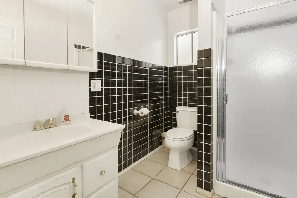 2222-cozy Summit 4 Bedroom Home by RedAwning