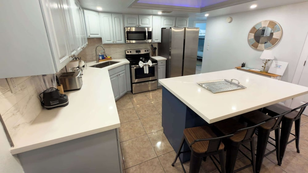 Sleeps 10 Direct Beach Heated Pool