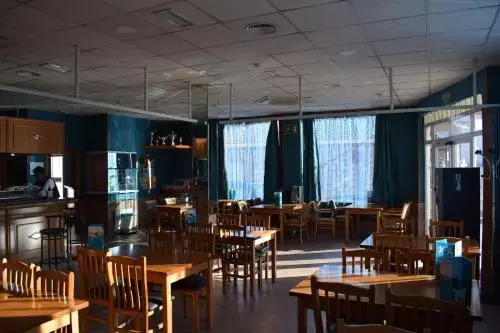 Hotel Los Leones, el más cercano a Warner