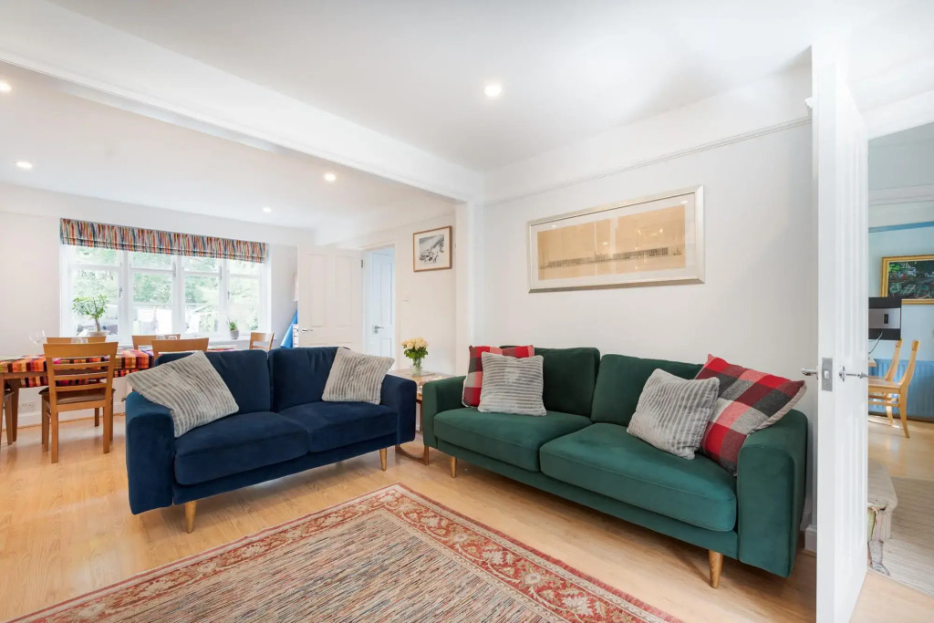 Cottage With a Garden in Golders Green by Underthedoormat