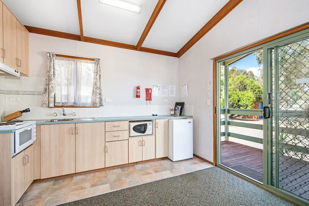 Golden Country Motel and Caravan Park