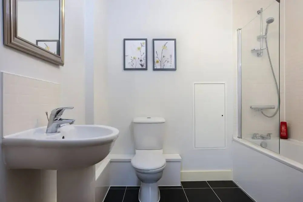 3 Bedroom Apartment Sleeps 6 in Clapham South