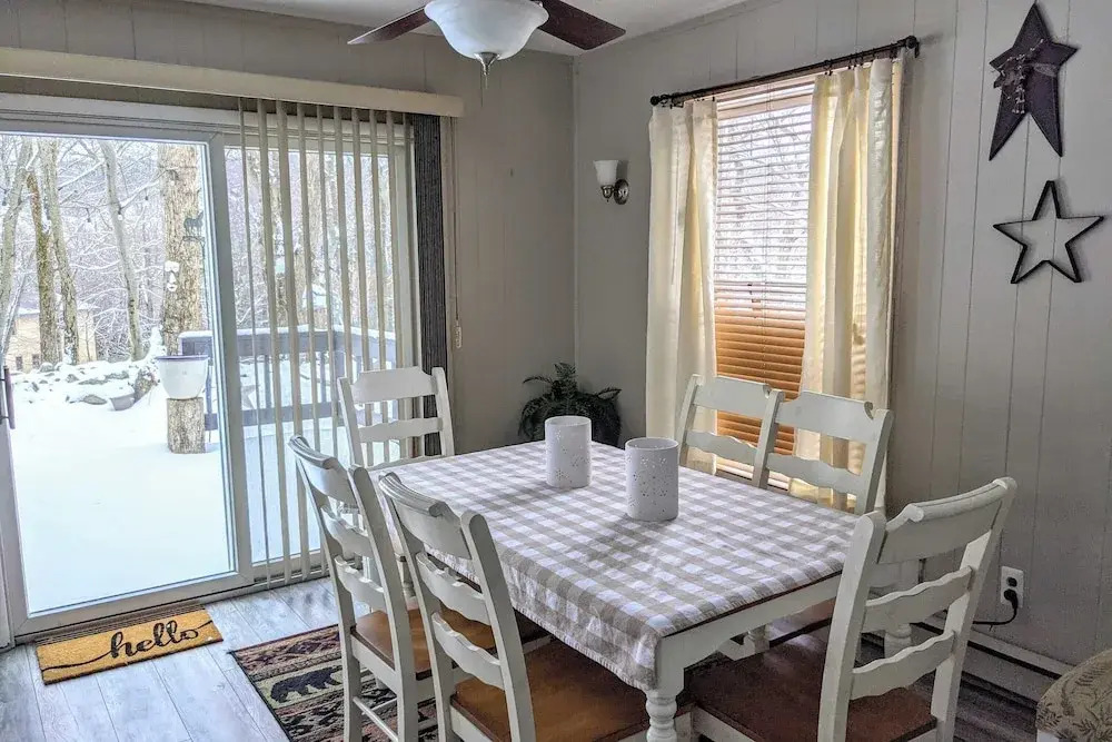 Harmony Cottage by Avantstay Lake Access, Hot Tub, Fire Pit, & Game Room