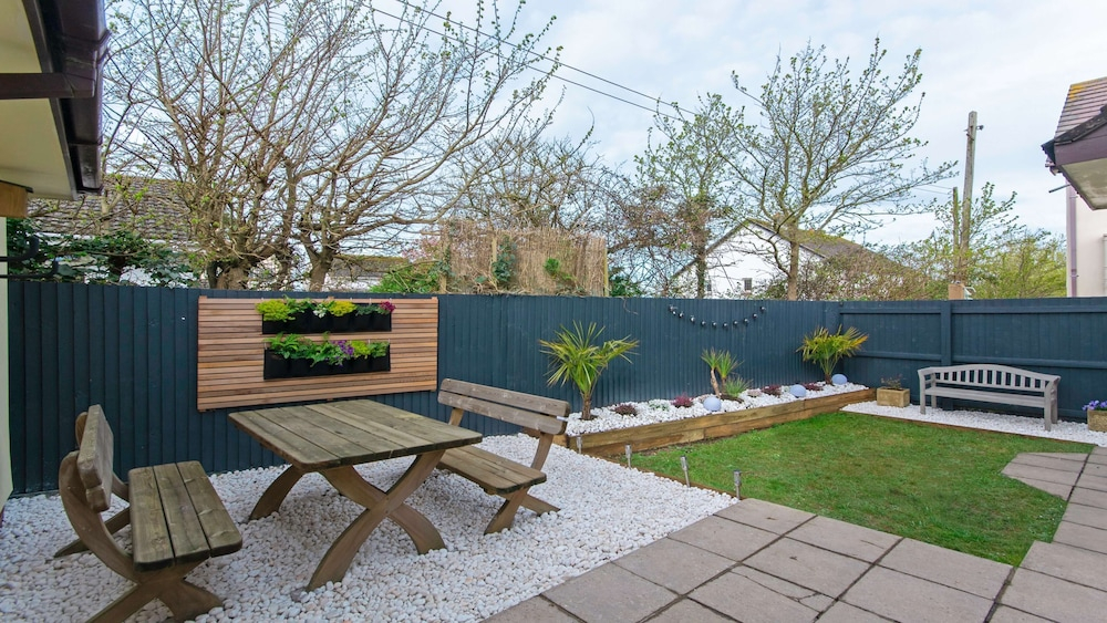 Oceanside Sleeps 6 Walk to Beach Stylish