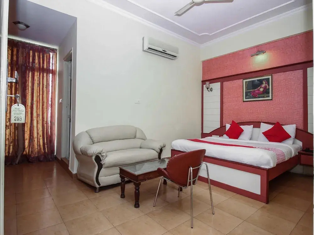 OYO 15425 Hotel Royal Heritage