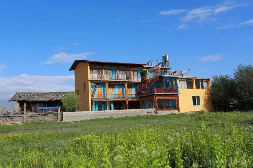 Shangri-La Maji Sunflower Inn