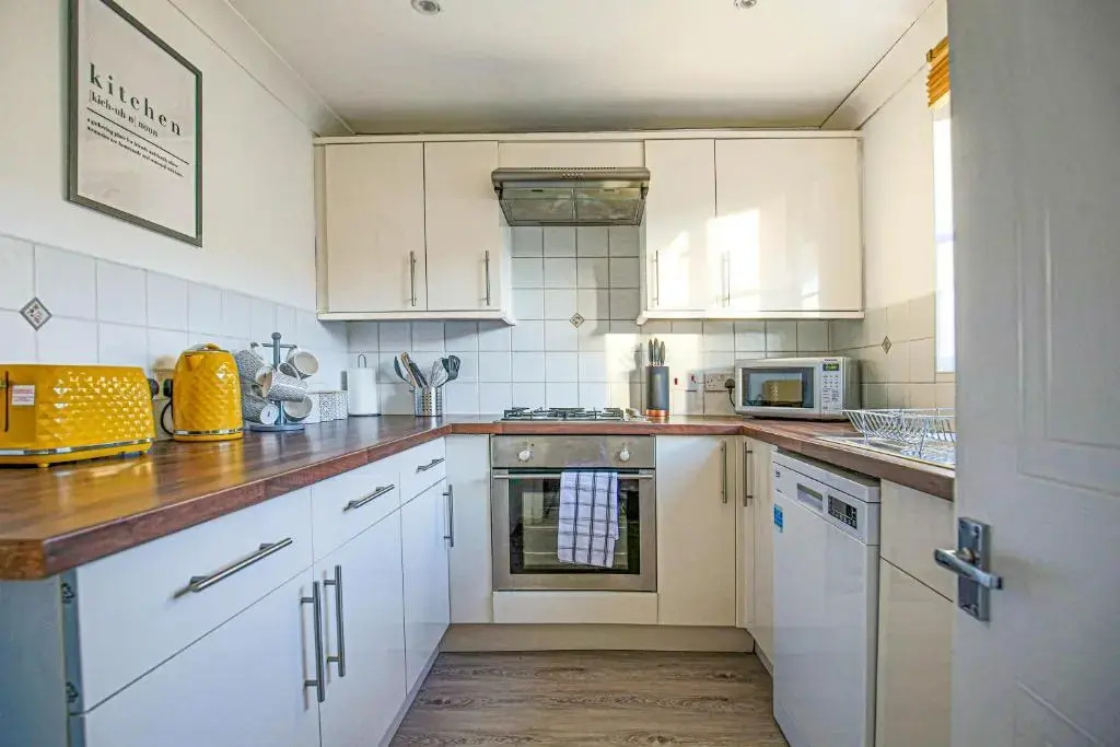 Spacious 3 Bedroom Home in Milton Keynes by HP Accommodation - Free Parking & WiFi