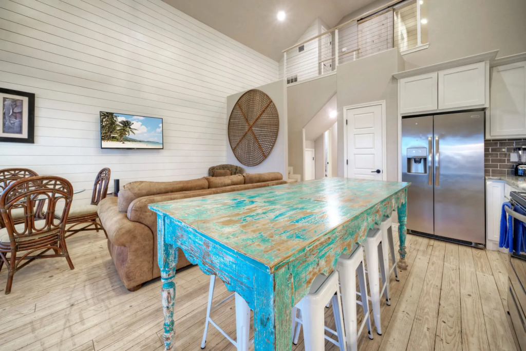 Cole's Cabin by Avantstay Coastal Retreat Pool Access, Balcony, Water Views + Mins to Beach