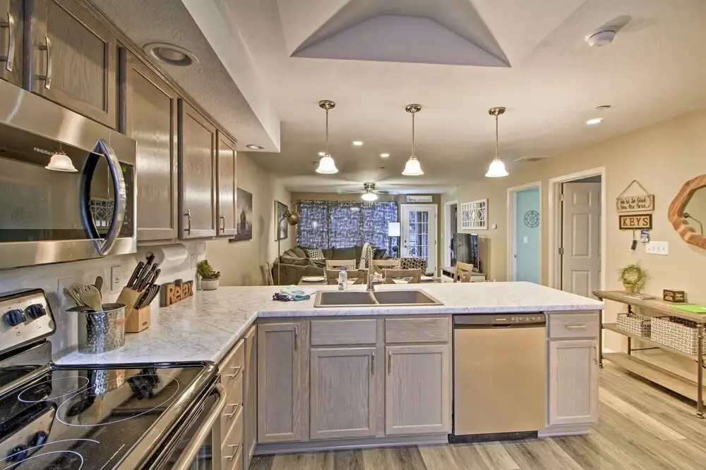 4 Mi to Strip: Cozy Lake-view Retreat in Branson