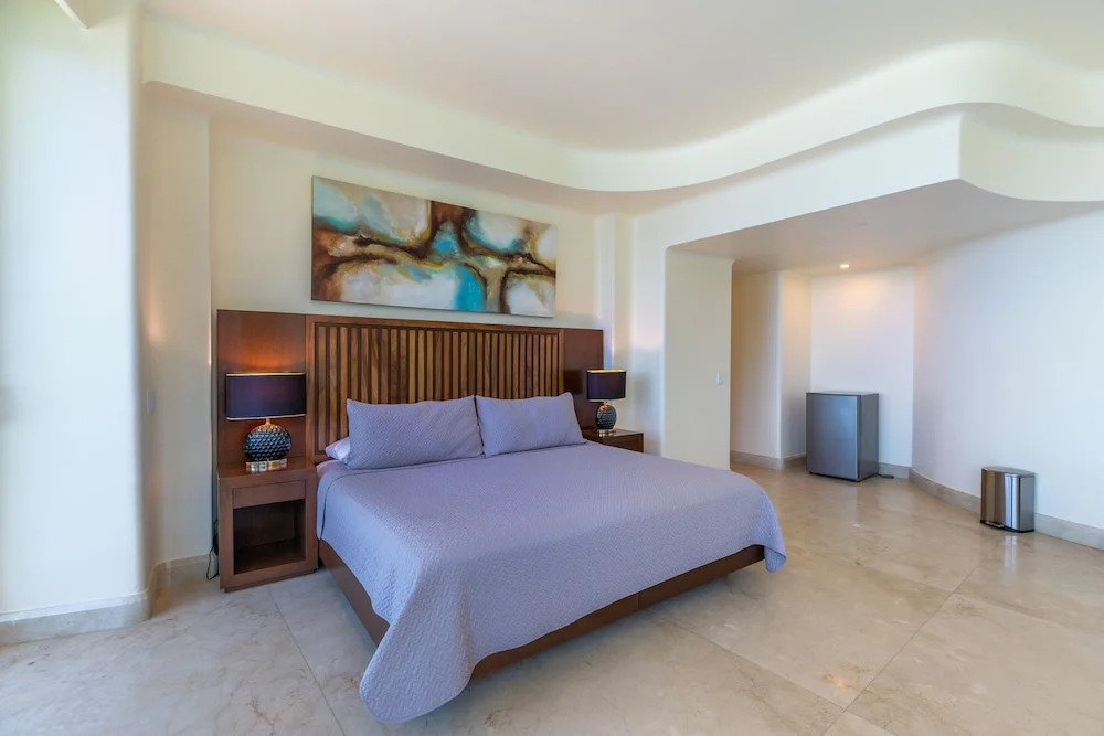 Fully Staffed, Beach frontage Luxury Villa