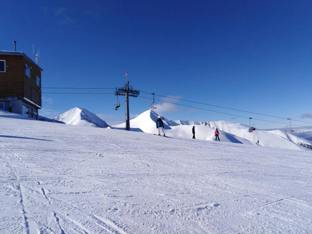 Sunny studio apartment - few steps from Gondola