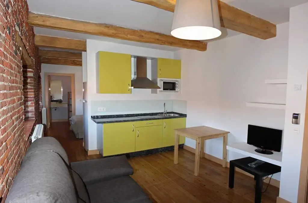 Apartamentos Emilia Feo León Gótico