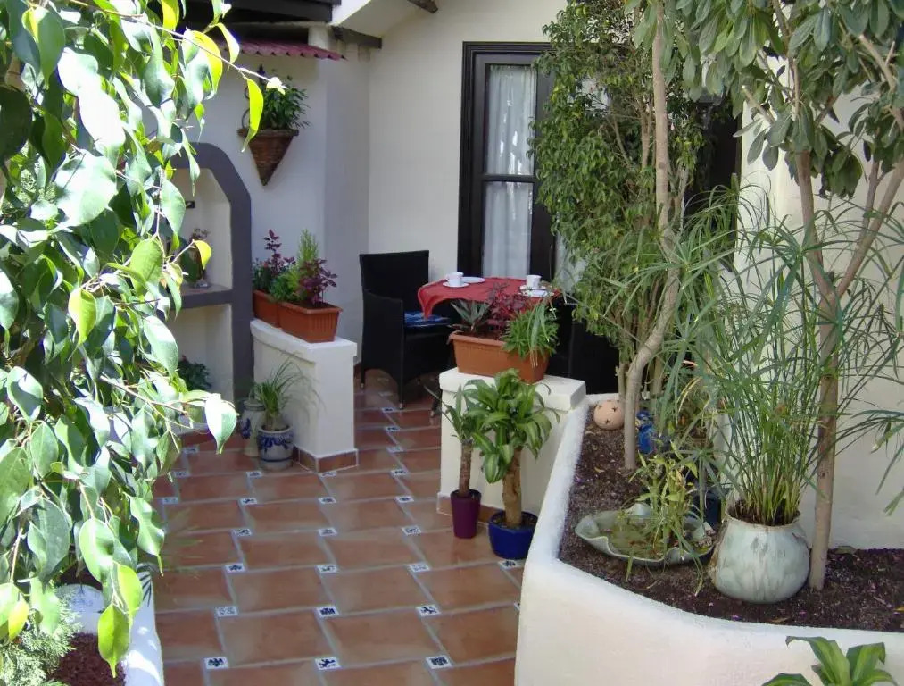 Mediterranean Holiday Home With Small Patio-terrace
