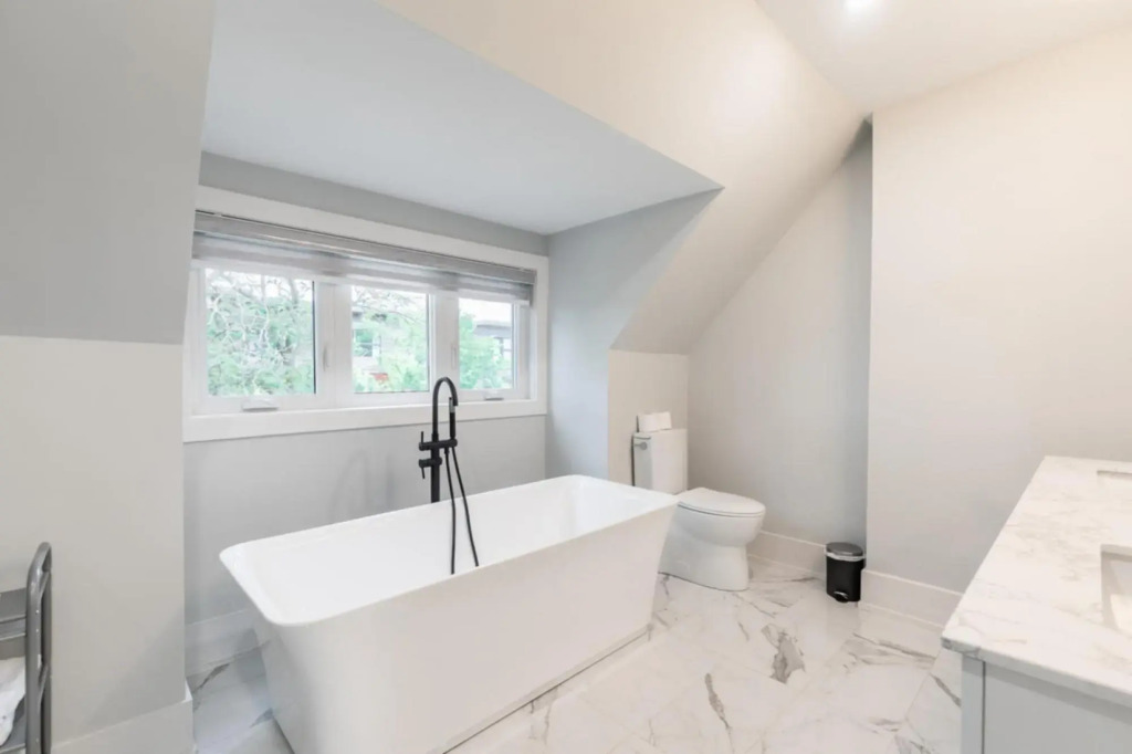 Newly renovated 4 Bed 3 Bath House in DT Toronto