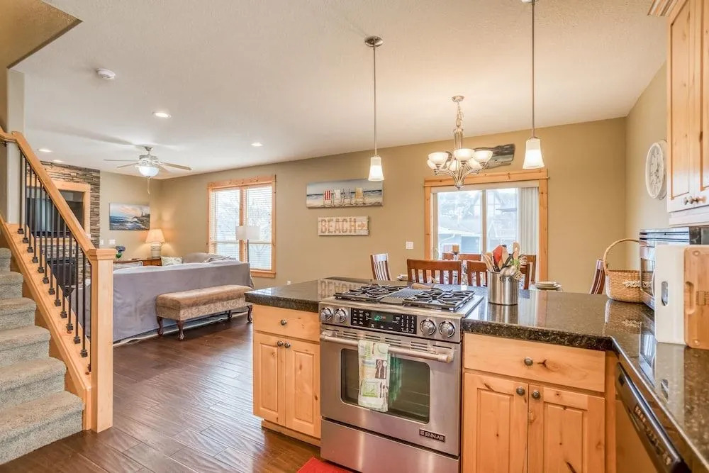 Gorgeous Kitchen and Fenced Backyard - Stunning Coastal Haven