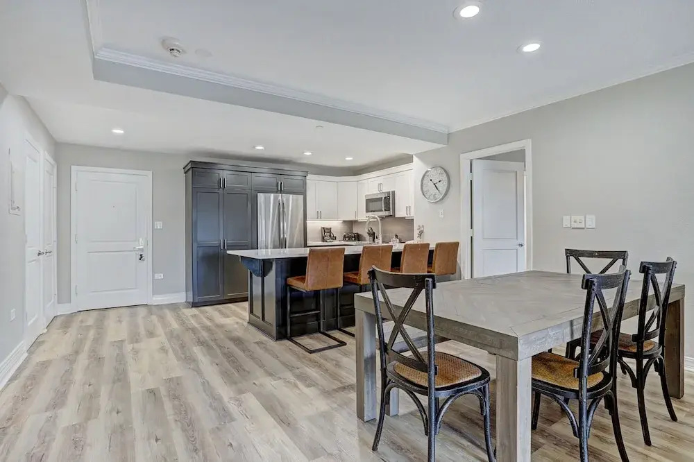 Modern 2br + Den At St James- Sleeps 10! 2 Bedroom Condo