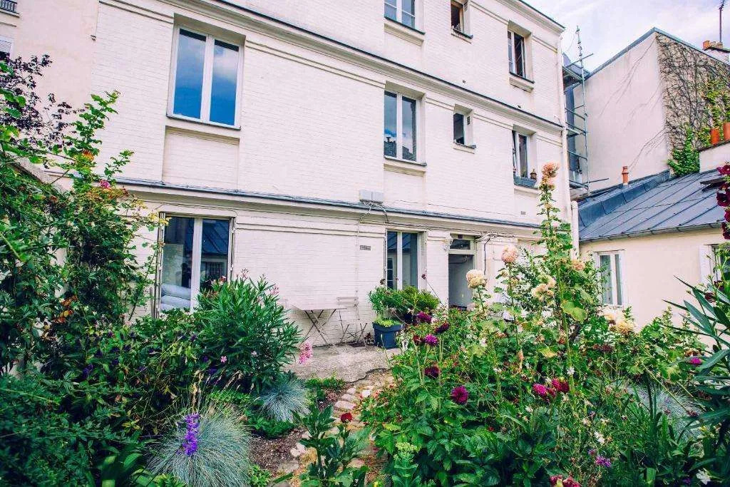 MONTMARTRE ROMANTIC, Bed & Breakfast - Paris