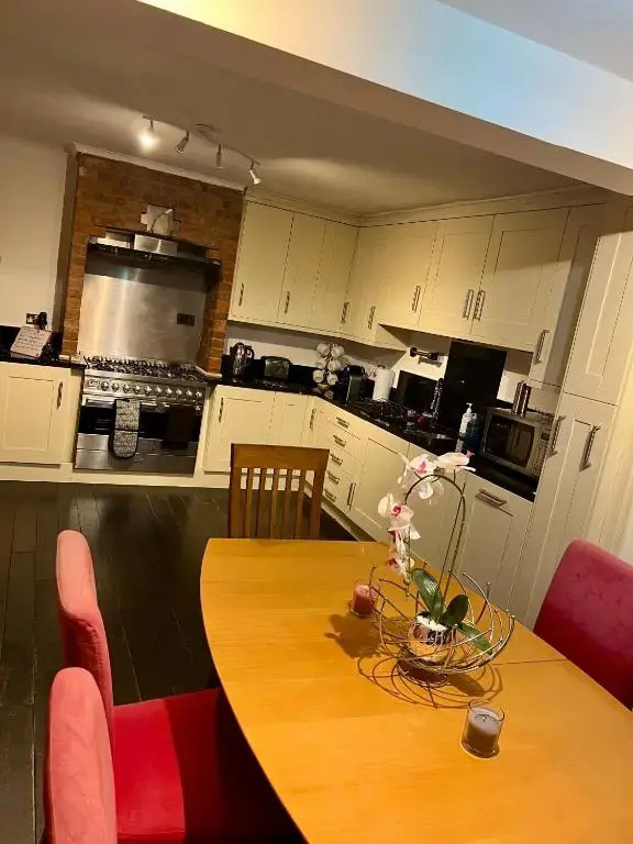 Gorgeous Cosy Home 2 Miles From Heathrow Airport