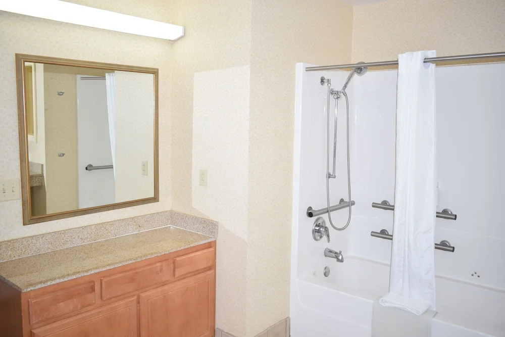 Wingate Suites by Wyndham Youngstown - Austintown