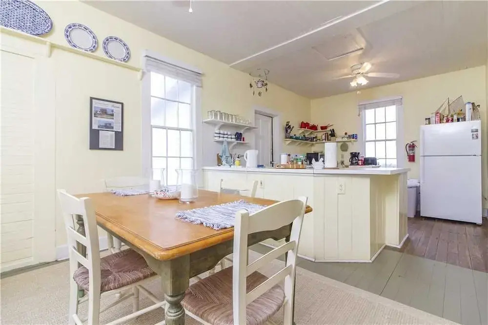 The Historic Lodge, 5 Bedrooms, Sleeps 10, Ocean Front, WiFi