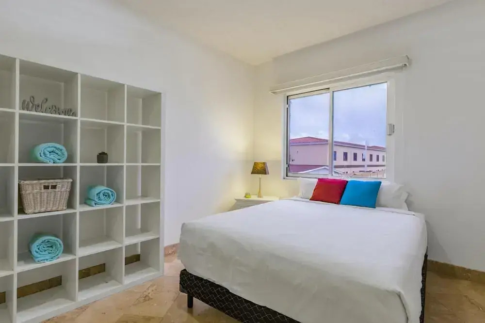 4BR 3BA w Pool Sleeps 10 200m From Eagle Beach