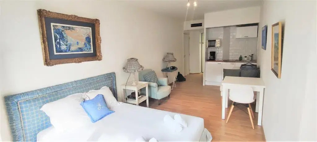 cozy studio equipped with indoor heated pool in standing residence
