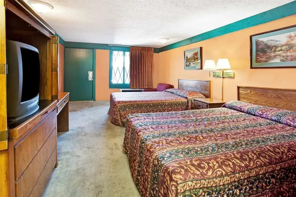 Knights Inn - Monroe
