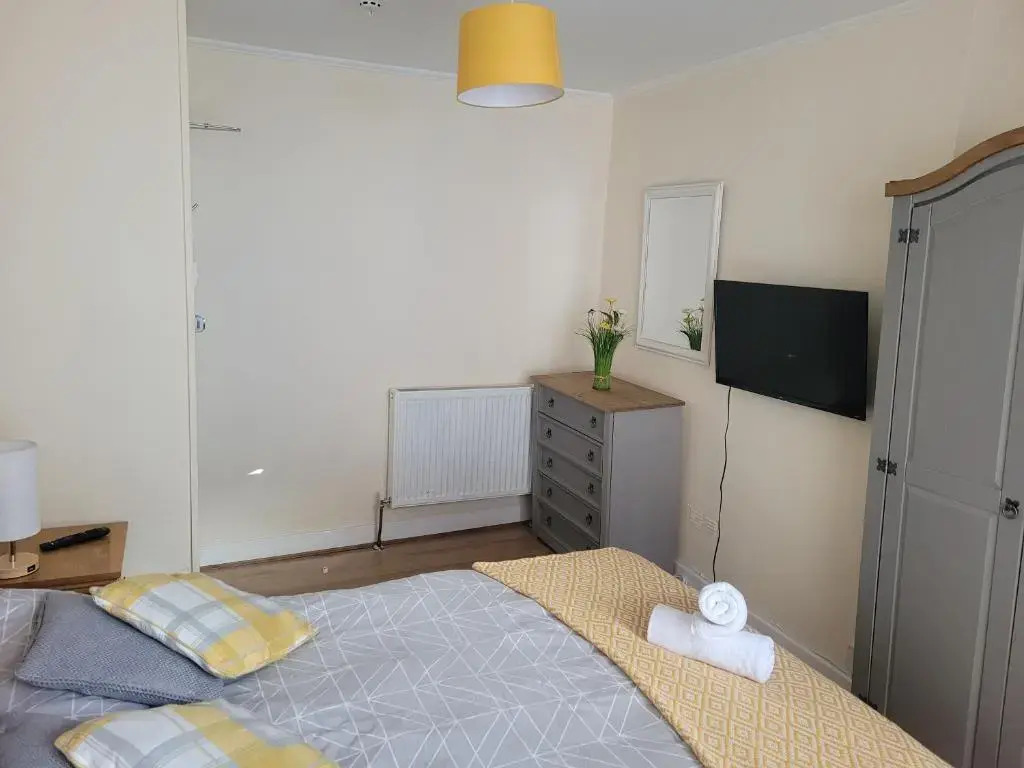 Large 5 bed town-centre home close to the beach, sleeps 9