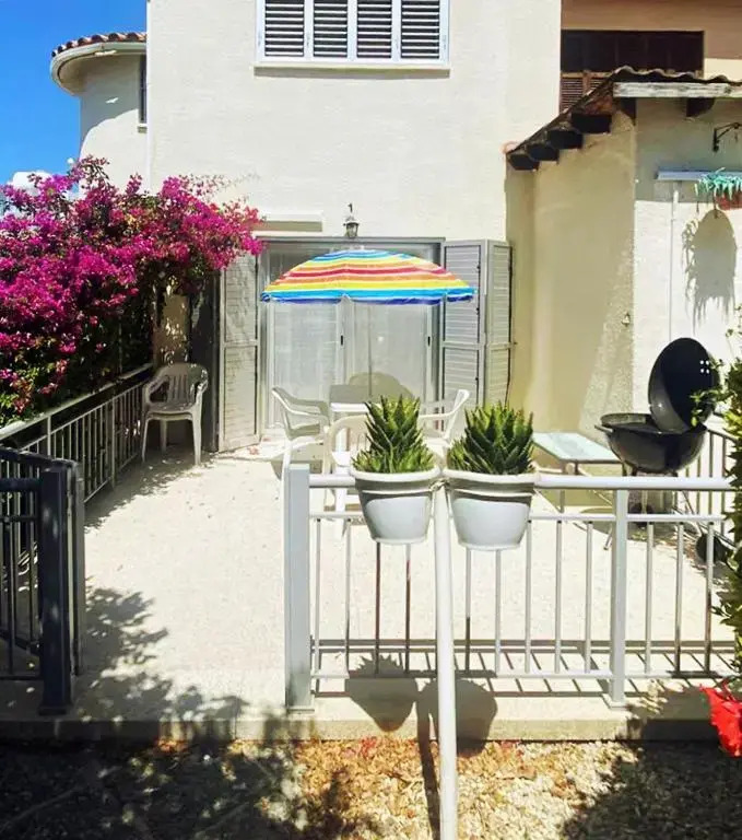 Seaside Maisonette 200M from sea