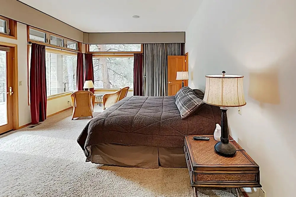 New Listing! Riverfront At River Glen W/ Hot Tub 3 Bedroom Home