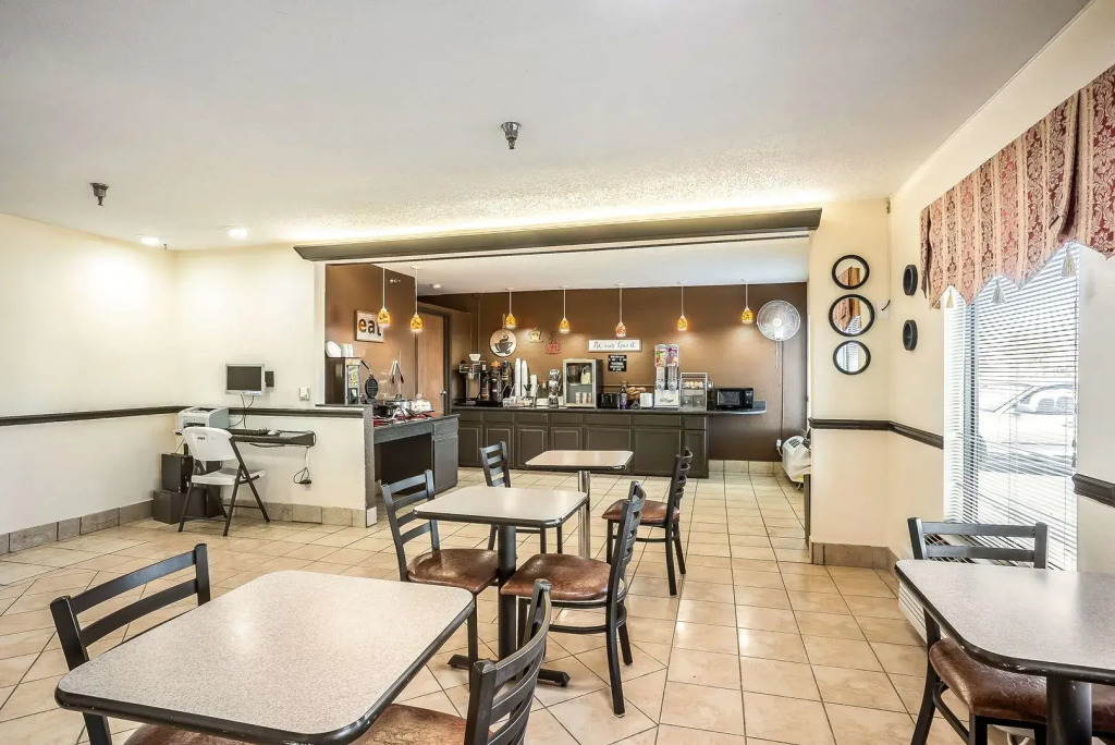 Super 8 by Wyndham Galesburg