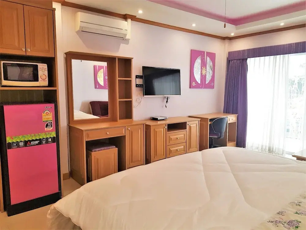 Spacious 3rd Floor Studio at Baan Suan Lalana