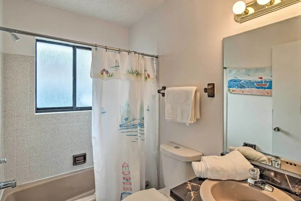 Central Venice Apartment w/ Balcony, Walk to Beach