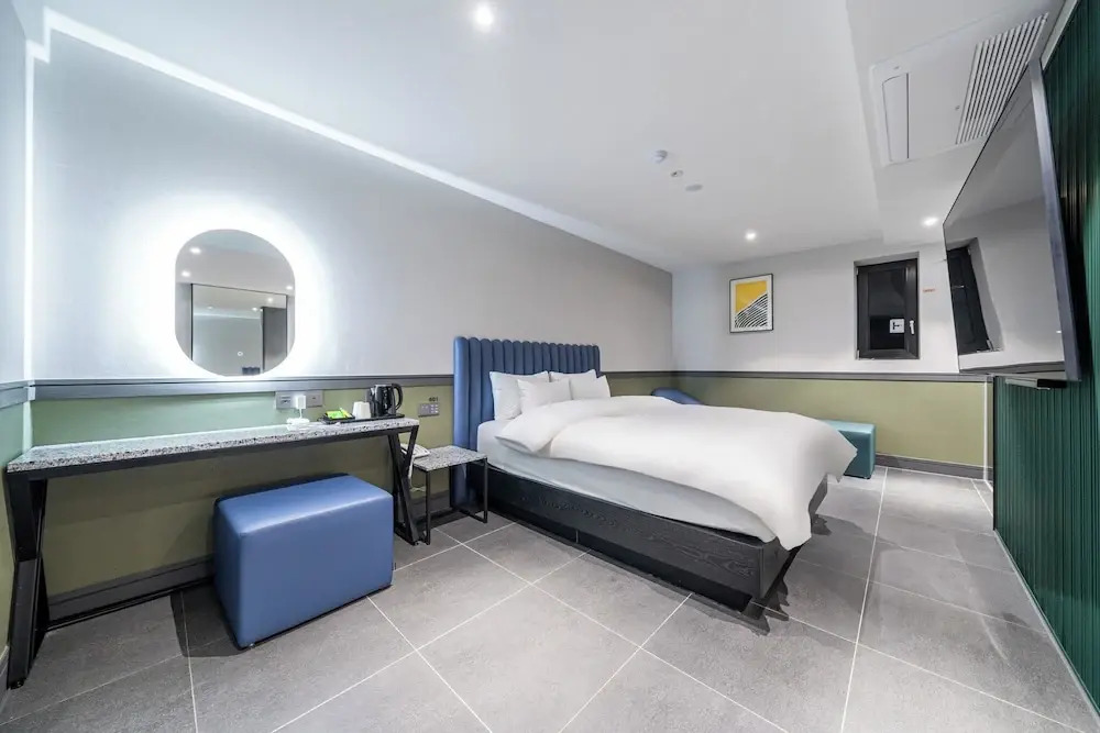 TheWall Hotel
