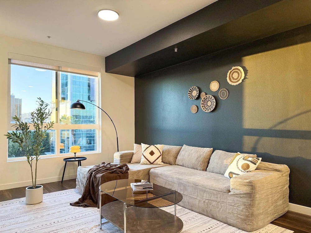 Sunny Home in Mid-hollywood Pool Free Parking