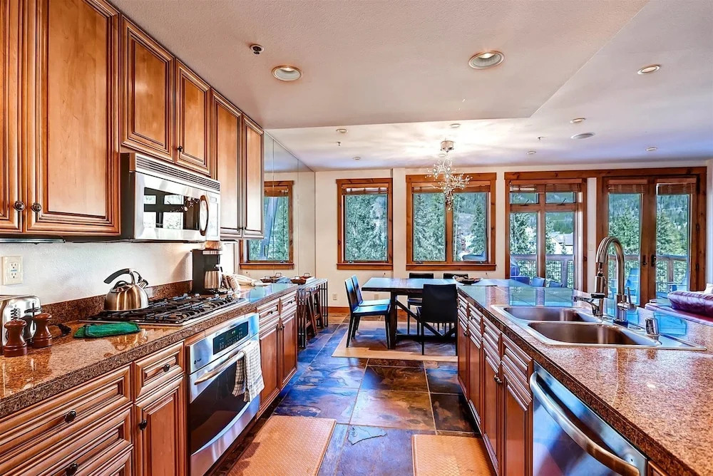 Premier 4 Bedroom Ski In, Ski Out Lone Eagle Condo With The Best Access To Skiing In Keystone