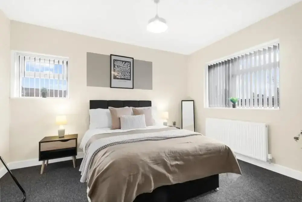 Elegant 5 Bedroom House/free Parking/yard