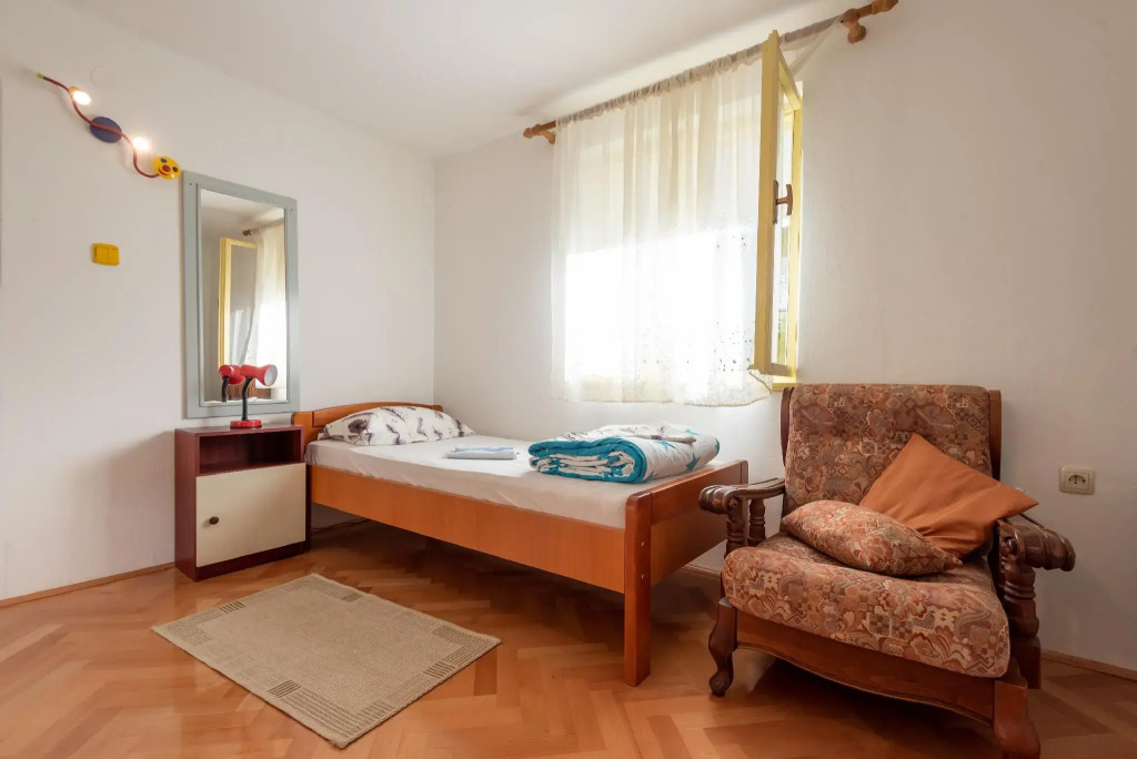 Apat 2 bedrooms, a bathroom, a kitchen,living room