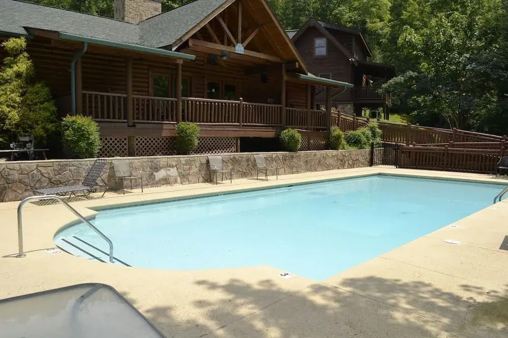 Smoky Cascades 1 Br cabin by RedAwning
