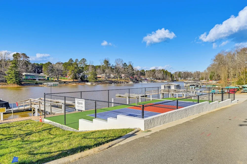 Waterfront Living & Resort Perks! Lake Norman Stay