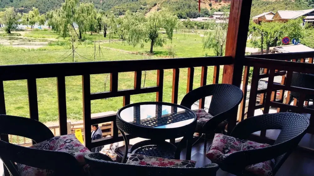 Luguhu Lakeside Apu Guest House