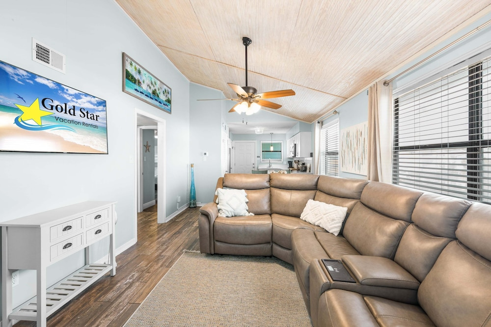 Lani Kai 230 Gulf Coast Condo. Walk to Beach + Pools + Balcony Views!