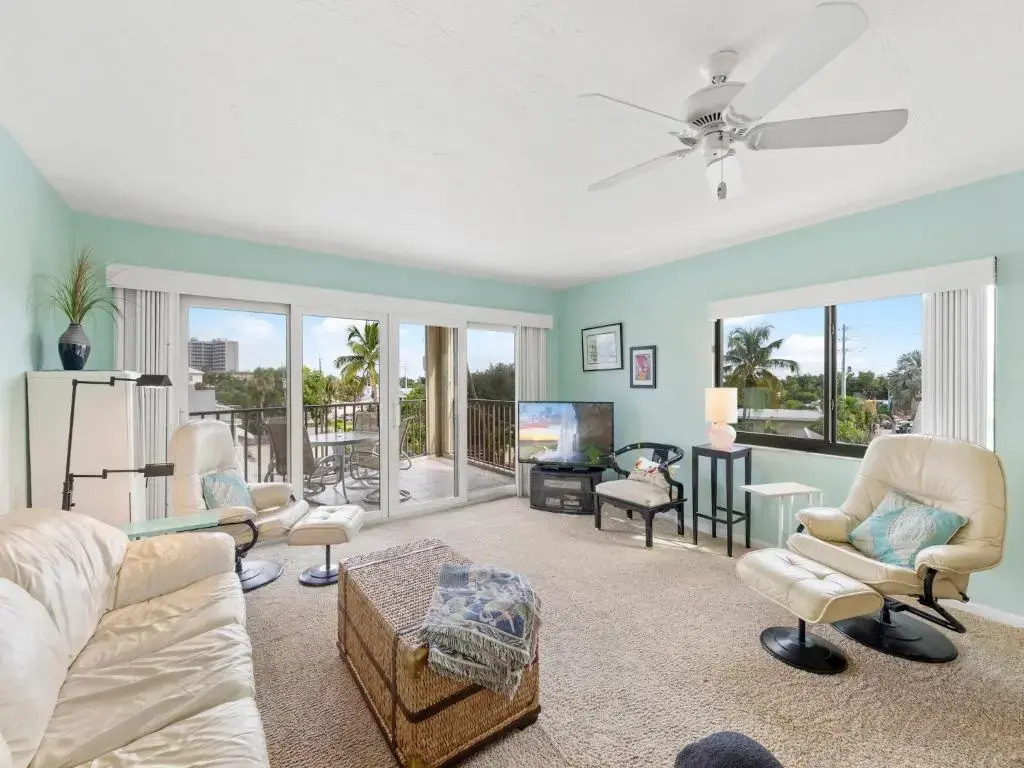 Pelican Watch 208, Sleeps 4, 2 Bedrooms, Beach Front, Pool, Elevator, WiFi