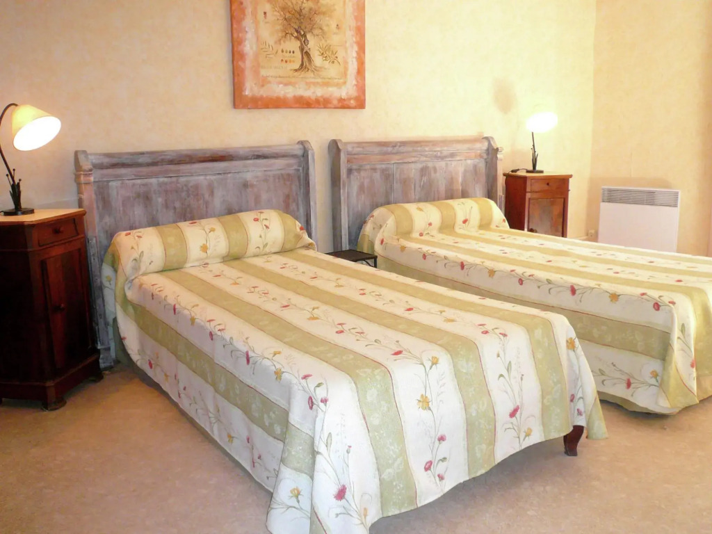 Charming Holiday Home in La Caunette with Swimming Pool