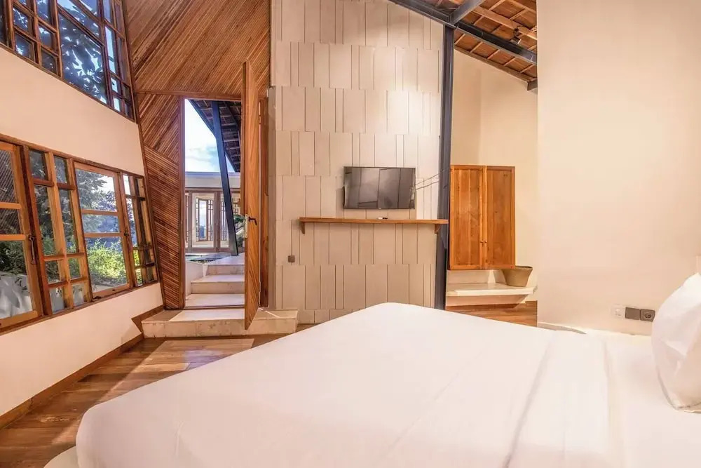 Gorgeous 2-br Penthouse, 800m to the Beach