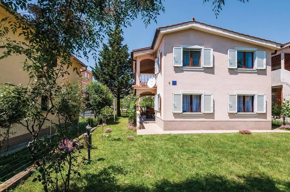 Amazing Home in Privlaka With 4 Bedrooms and Wifi